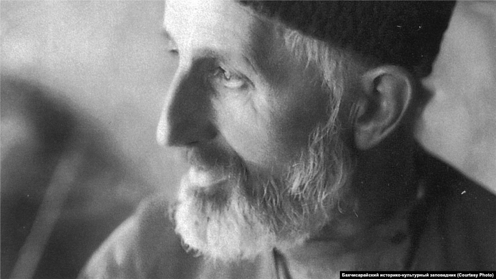 Кожевенник. Бахчисарай, 1920-ые. Обувь делали из кожи. Мужчины носили постолы, башмаки без голенищ и сапоги с подковами. Женщины зимой дома носили сапожки, летом – расшитые туфли без задников с острыми носками. В торжественных случаях носили шитые золотом туфли