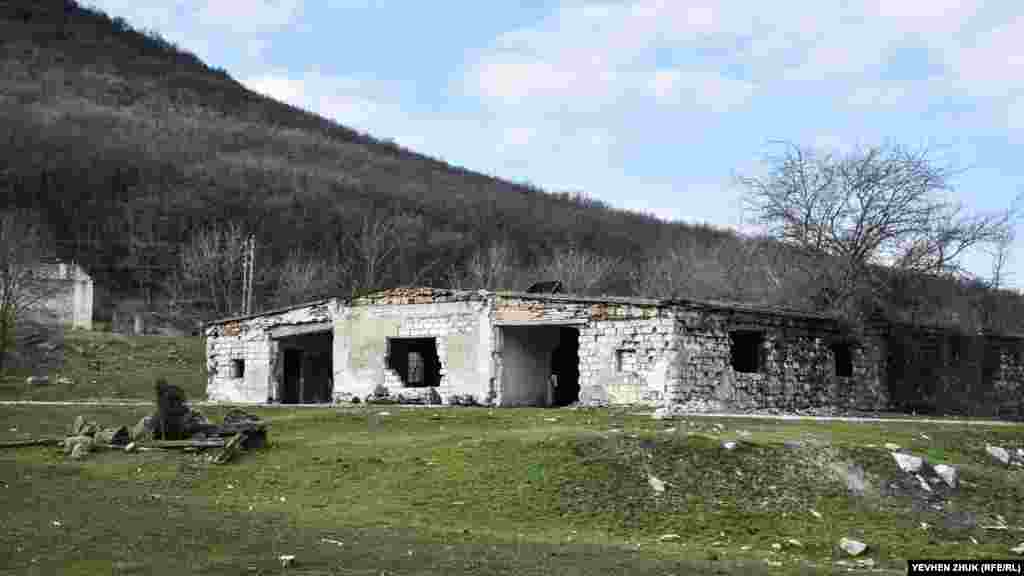 Бывшая ферма СПК «Красный октябрь» частично заброшена, но некоторые строения используются