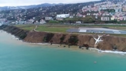 У Туреччині літак з пасажирами під час посадки застряг на краю урвища (відео)