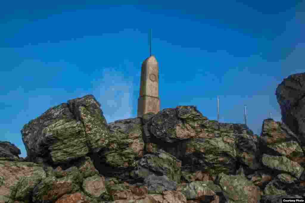 В докосмическую эпоху на вершине Ештеда стояла скромная горная хата. Поскольку в Чехии нет очень высоких гор, чехи с удовольствием поднимаются на невысокие. Среди членов местного клуба альпинистов - ветераны с тысячами восхождений на Ештед. 