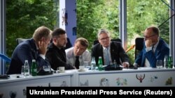 Volodimyr Zelenski, Keir Starmer, Emmanuel Macron, Friedrich Merz i Donald Tusk u telefonskom razgovoru sa Donaldom Trumpom, Tirana 16.maja 2025.