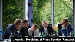 S lijeva na desno:Poljski premijer Donald Tusk, ukrajinski predsjednik Volodimir Zelenski, francuski predsjednik Emmanuel Macron, britanski premijer Keir Starmer i njemački kancelar Friedrich Merz razgovaraju s američkim predsjednikom Donaldom Trumpom telefonom iz Tirane 16. maja