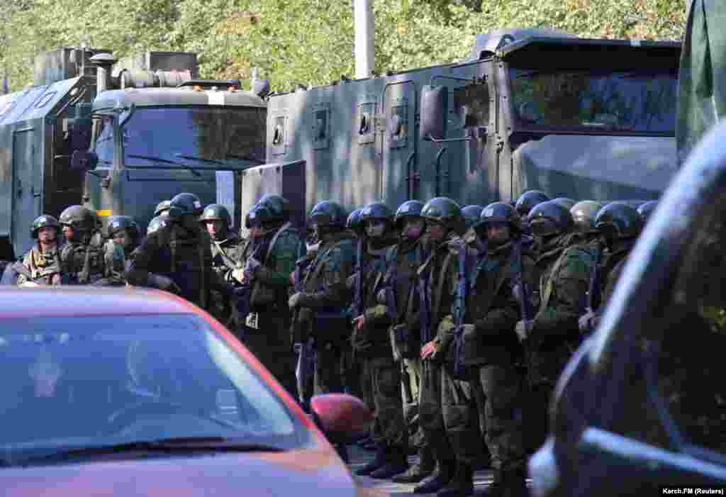 Сотрудники правоохранительных органов на месте трагедии 