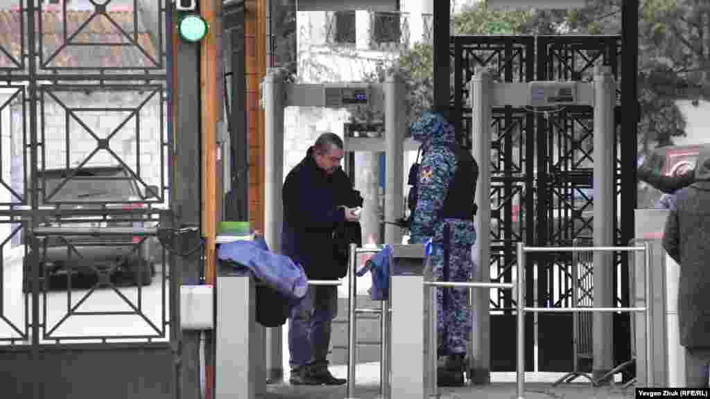 Проход на территорию через рамки и турникеты, с досмотром сумок. Раньше здесь у входной калитки стояла «бабушка-билетер»