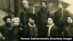 Сірий Клин. Козаки куреня імені Гетьмана Петра Сагайдачного. Сірий Клин (інша назва: Сіра Україна) – неофіційна назва Південно-Західного Сибіру і Північного Казахстану з кінця XIX–початку XX століття, де розгорнулася масова українська колонізація (загальна площа колонізованої території – 460 тисяч квадратних кілометрів). У 1917–1920 роках на Сірому Клині був розгорнутий рух за Українську Державну Автономію