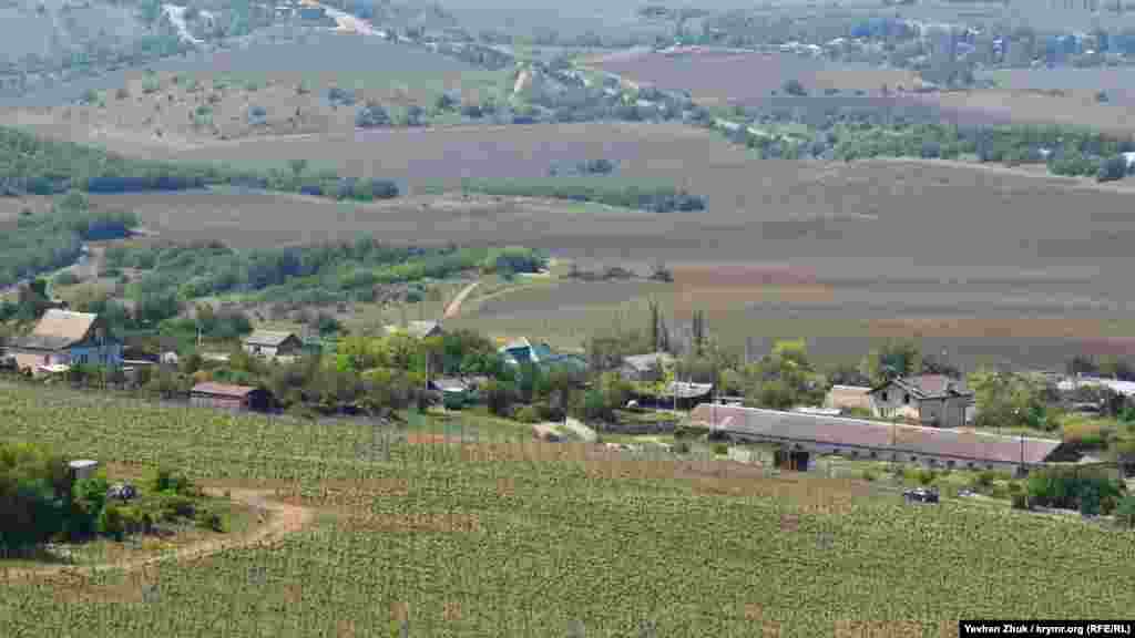 Вид с вершины Аю-Кая на село Оборонное (Камары). Стратегически оно расположено весьма удобно: например, во время Крымской войны в нем квартировали французские кавалеристы. А на горе стояло средневековое замковое укрепление – исар