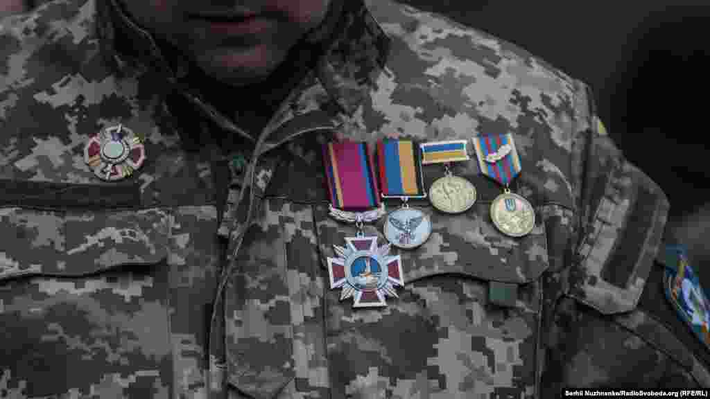 У Донецькому аеропорту та селищі Піски впродовж цього періоду воювали спецпризначенці 3-го окремого полку, добровольці ДУК ПС,  бійці 79-ї,72-ї, 80-ї, 81-ї, 95-ї окремих аеромобільних та 93-ї окремої механізованої бригад, 57-ї окремої мотопіхотної бригади, 90-го окремого аеромобільного та 74-го окремого розвідувального батальйонів, бійці загону «Дикі качки», полку «Дніпро-1», «Карпатської Січі», та інші