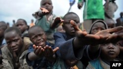 Конго -- діти просять хліба в таборі для біженців Кібаті, 2008 р.