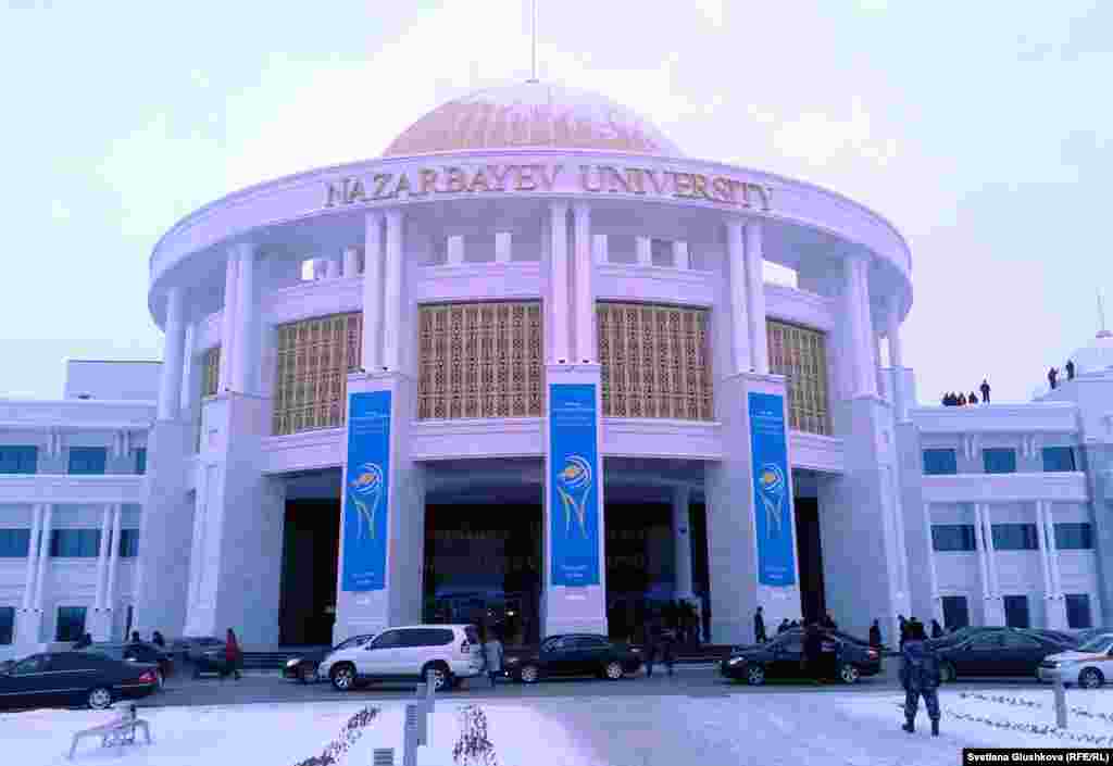 Академияи илмҳои Қазоқистон ба Назарбоев унвони "Олими аср" додааст. Дар акс Донишгоҳи Назарбоев. 29 ноябри соли 2012.  