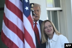 Президент США Дональд Трамп вітає прем'єр-міністерку Італії Джорджію Мелоні біля входу у Білий дім у Вашингтоні, США, 17 квітня 2025 року