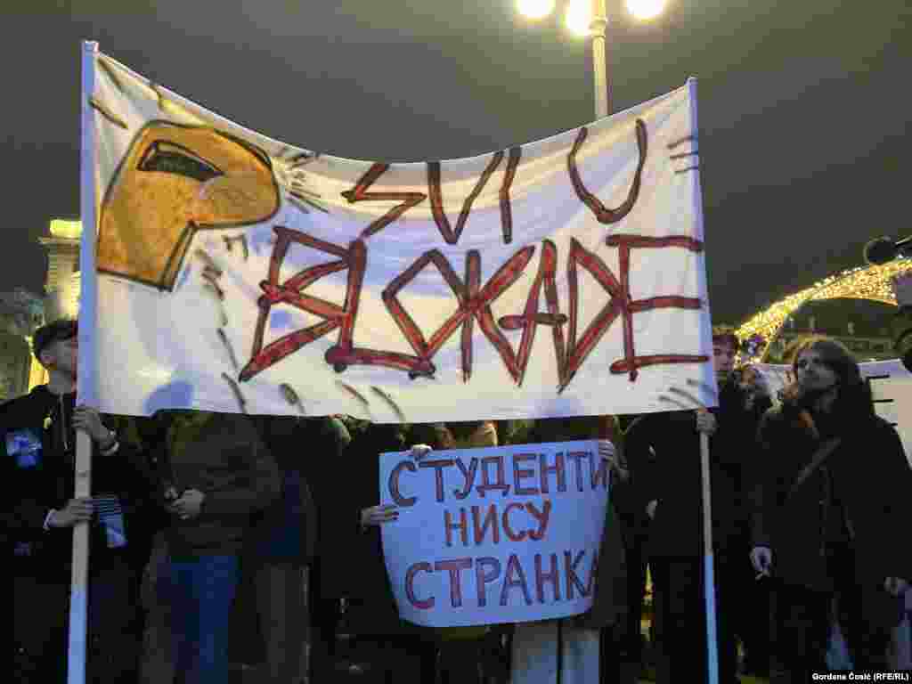 Studenti okupljeni oko Predsedništva Srbije zviždali su i pravili buku koja se čula u  prenosu obraćanja predsednika Srbije.