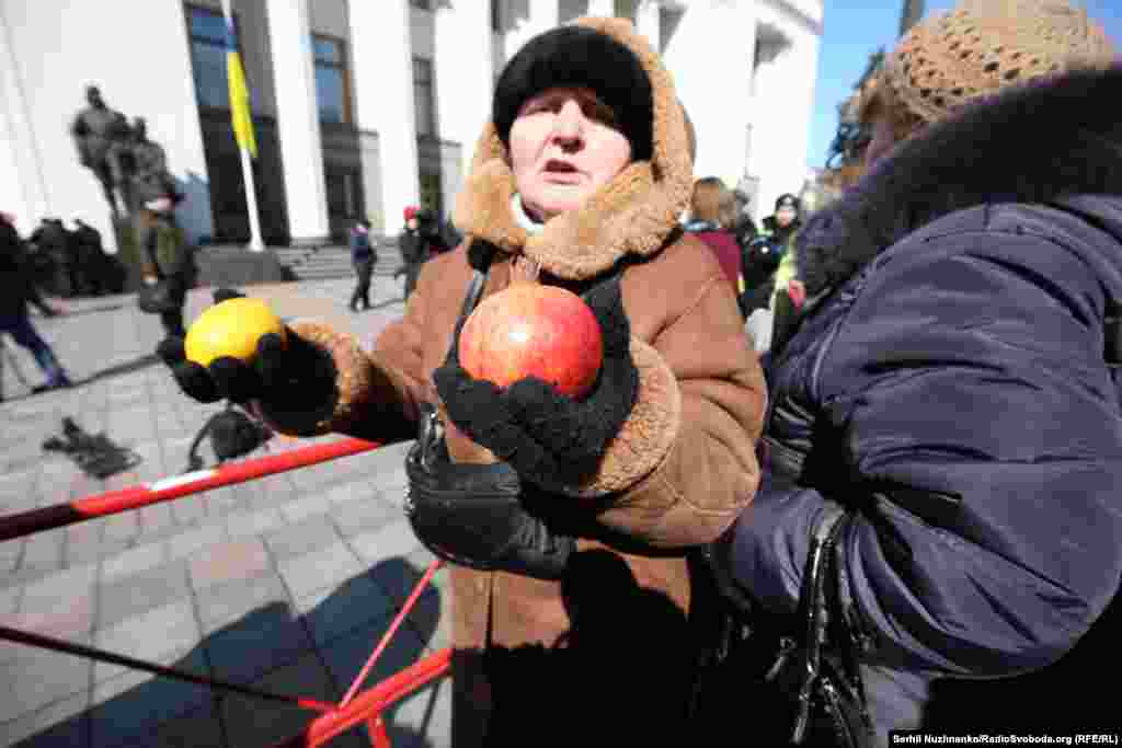 Сама Савченко позже заявила, что не планировала теракт, а лишь «политическую провокацию», и принесла на заседание комитета два съедобных граната, чтобы удивить депутатов