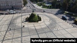 «Також значно забруднене слідами автомобільних коліс покриття на історичний площі», – заявили у КМДА