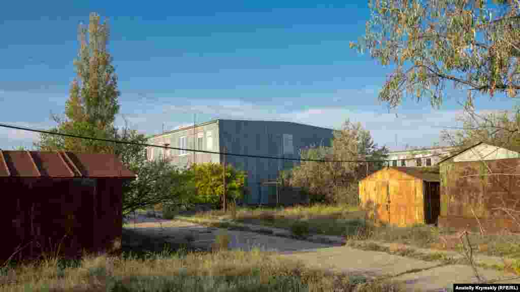 Входные двери некоторых подъездов «берлинов» наглухо закрыты