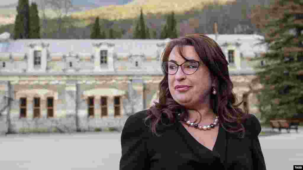 После смерти предыдущего главы Ялты Ивана Имгрунта, подконтрольный Кремлю глава Крыма Сергей Аксенов предложил Павленко поучаствовать в конкурсе на пост главы российской администрации Ялты. «Янина Петровна хорошо знает специфику региона, у нее большой и успешный управленческий опыт», – написал Аксенов на своей странице в Facebook