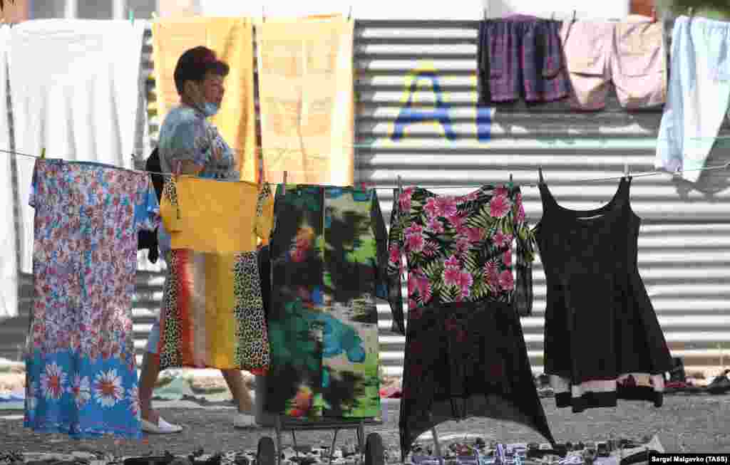 Покупательница прогуливается по «блошиному рынку» на улице Победы в Евпатории