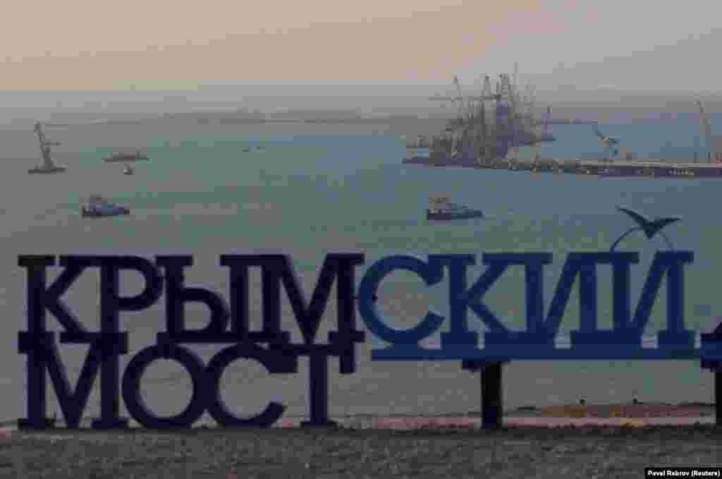 Російські ЗМІ хизуються підняттям арки Керченського мосту на опори. На фото вигляд на будівництво мосту. Керченська затока, 29 серпня 2017 року  