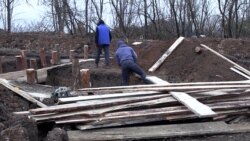 Як і хто будує фортифікації на Донеччині (відео) Як і хто будує фортифікації на Донеччині (відео)