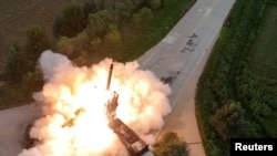 Випробування нової 600-мм реактивної системи залпового вогню в невідомому місці в Північній Кореї, на цьому фото, опублікованому офіційним Корейським центральним інформаційним агентством 13 вересня 2024 року. Фото ілюстративне