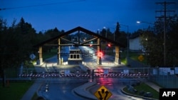 Въезд на базу Эльмендорф-Ричардсон, где в пятницу состоятся переговоры Трампа и Путина