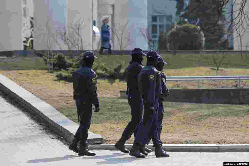 Патруль возле Академии наук 