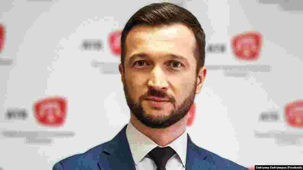 Журналист телеканала ATR Сейтумер Сейтумеров. В 2017 году он был вынужден покинуть Крым из-за репрессий. Во время обыска в его доме в Бахчисарае присутствовала только его пожилая мать