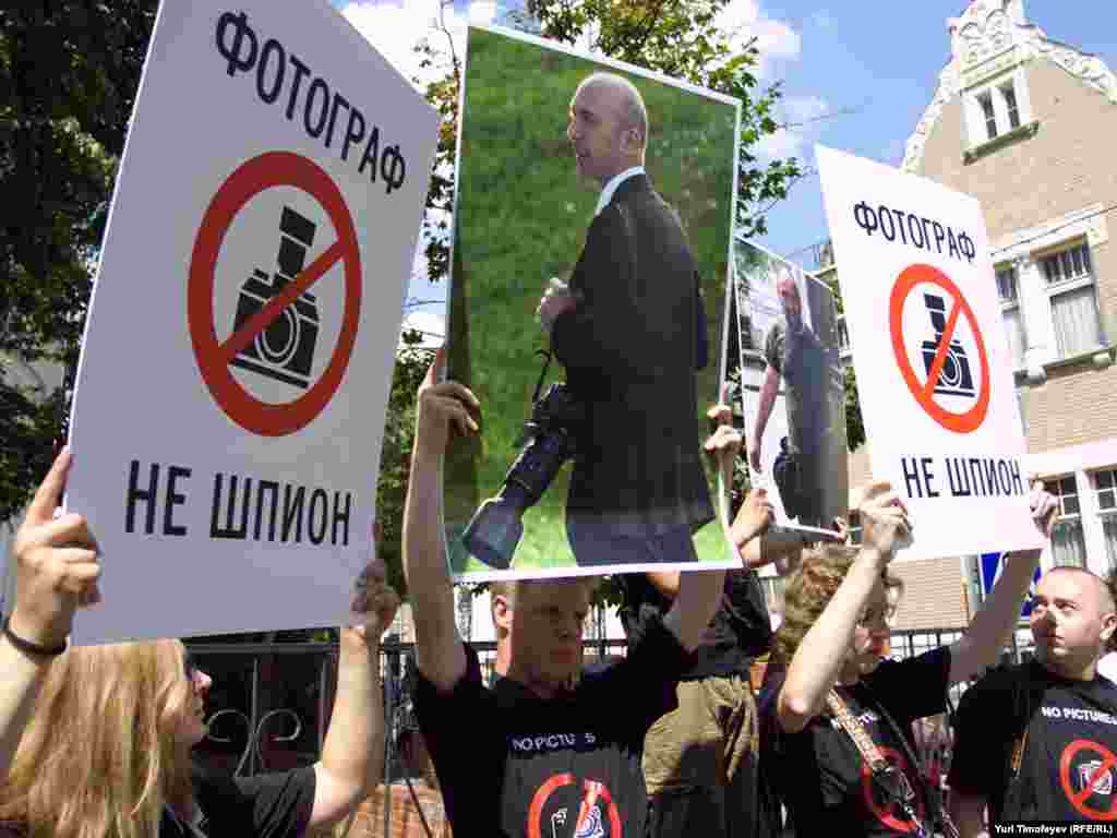 Участники акции в поддержку обвиняемых в шпионаже грузинских фоторепортеров с плакатами " I'm a photographer not a spy " " No pictures No democracy " у здания Швейцарского посольства в Москве, где представляются интересы Грузии.