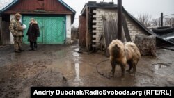 Жителька Золотого-4 розмовляє з офіцером ЗСУ Романом