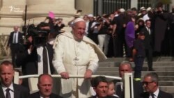 Тисячі віруючих у Ватикані попри спеку зібралися на аудієнцію папи Римського – відео