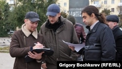 Активисты Владислав Рязанцев и Павел Нагибин (держат в руках бумаги) были задержаны ростовской полицией накануне эстафеты