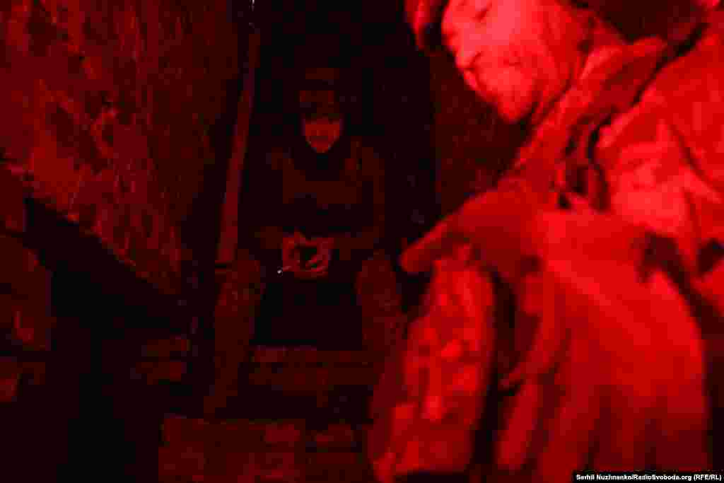 Нас зустрічає маленький бліндаж, де підрозділ мінометників 49-го ОШБ «Карпатська Січ» на Торецькому напрямку перебуває на чергуванні: двоярусне ліжко, декілька стільців, планшет, «старлінк. Усі хлопці-мінометники – мобілізовані, здебільшого працювали у будівельній сфері  