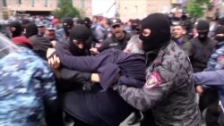 У Єревані затримано одного з лідерів вірменських протестів Нікола Пашиняна (відео) У Єревані затримано одного з лідерів вірменських протестів Нікола Пашиняна (відео)