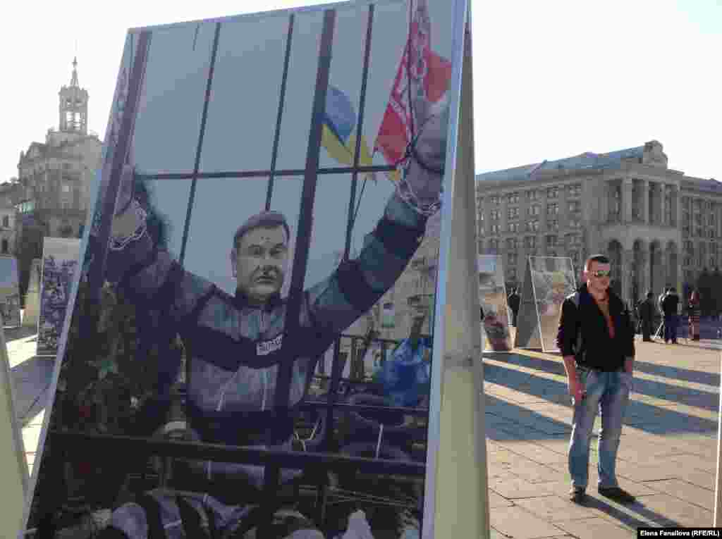 Площадь Независимости, уличная выставка политической фотографии. Ее темы - Майдан и поддержка армии