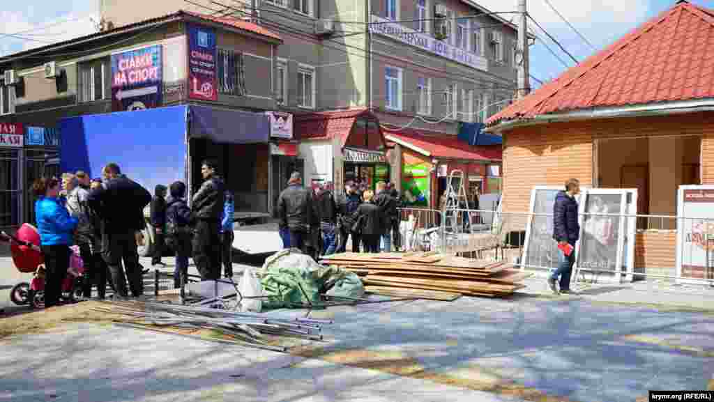 Особенно не повезло арендаторам торговых мест у центрального входа рынка – они не успели вывезти торговое имущество до прихода инженерной техники