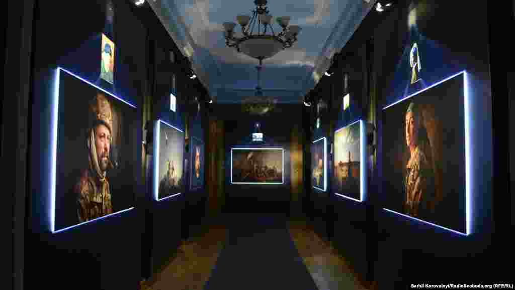 Всі фотографії на виставці підсвічені футуристичним блакитним світлом. І над кожною роботою висить оригінал, яким надихався фотограф