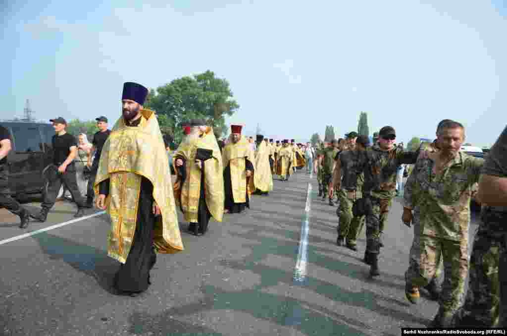 25 липня одна із колон хресної ходи, організованої УПЦ (Московського патріархату), наблизилась до Борисполя. На околиці міста активісти, які виступають проти ходи, організували пікет щоб не пустити її у Бориспіль. Під час проходу хресної ходи повз активістів бійці Нацгвардії заблокували супротивників ходи, щоб уникнути провокацій і сутичок між різними групами людей. Хресна хода під охороною поліції, не зайшовши у Бориспіль, рушила в бік Броварів ФОТОГАЛЕРЕЯ: Хресна хода зі сходу підходить до Києва