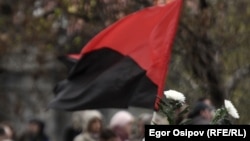 Флаг анархистов на Болотной площади в Москве 6 мая 2012 года