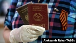 Дільниця у Донецьку Ростовської області Росії, жителька ОРЛО з російським громадянством перед голосуванням за поправки до Конституції Росії