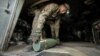 Военнослужащий ВСУ заряжает гаубицу на фронте под Часовым Яром в Донецкой области