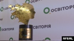 Учитель украинского языка и литературы Артур Пройдаков победил в национальной премии Global Teacher Prize Ukraine. Артур Пройдаков родом из Луганской области.