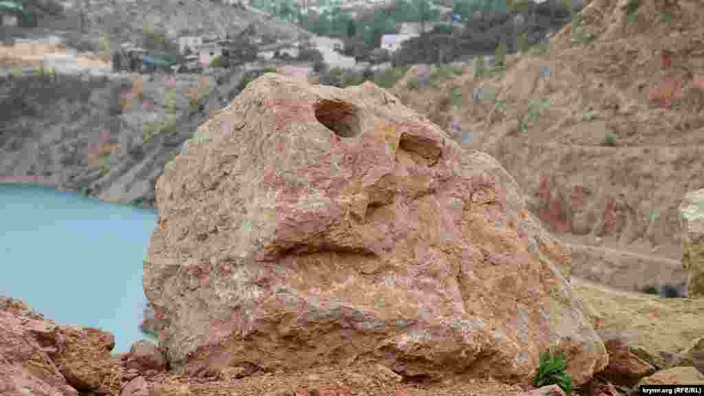 «Каменное лицо» на огромном осколке горной породы