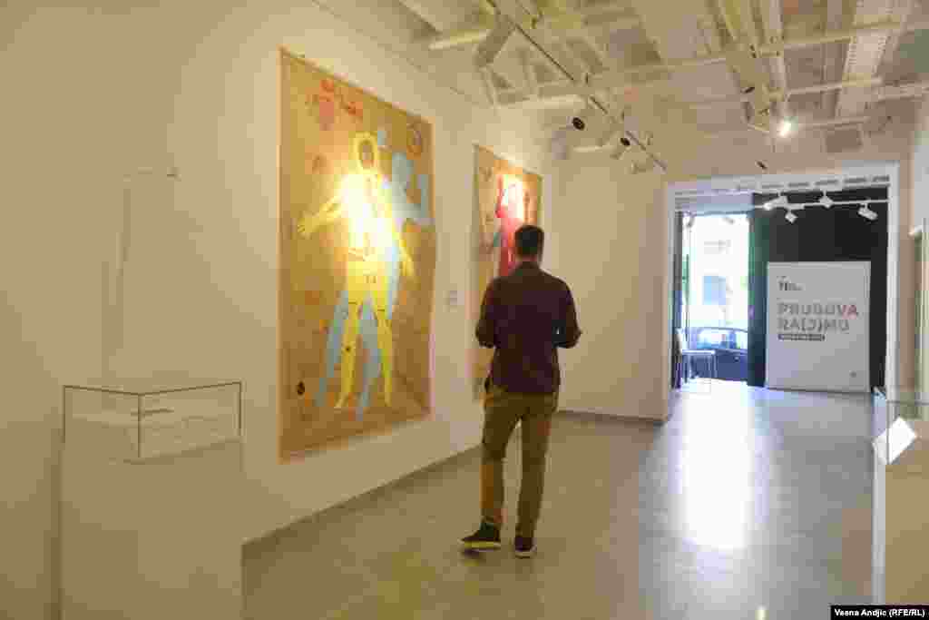 Na otvorenju izložbe govorila je Maja Žilić ispred Incijative mladih za ljudska prava, Amina Krvavac, izvršna direktorka Muzeja ratnog djetinjstva, Midheta Kaloper Oruli ispred žena koje su preživele ratno seksualno nasilje, kao i Ajna Jusić, dete rođeno zbog rata.  