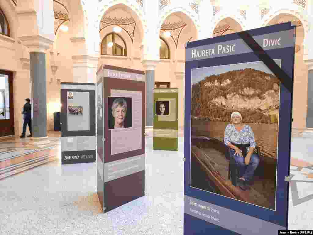 Fotografije je načinila njemačka fotografkinja Cornelija Suhan, a organizator je Udruženje Snaga žene iz Tuzle.