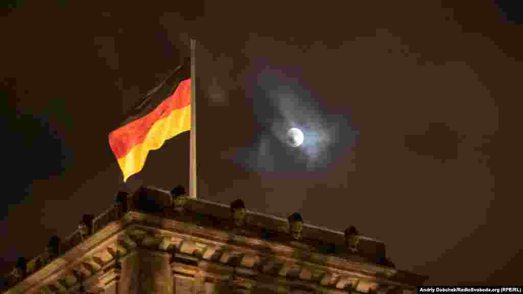 Сприйняття возз’єднання на Заході і на Сході відрізняється. Попри величезний термін у 30 років, німці говорять іще про принаймні пару поколінь, аби повністю загоїти рани суспільства і монолітно стати «Ми – народ!»