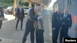 Șeful biroului președintelui Ucrainei, Andri Iermak, îl îmbrățla după sosirea sa la Kiev.