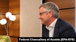 «Ми підтримуємо санкції Заходу проти агресора і заморозили майже два мільярди євро російських фінансових активів з початку війни», – зазначив Маґнус Бруннер