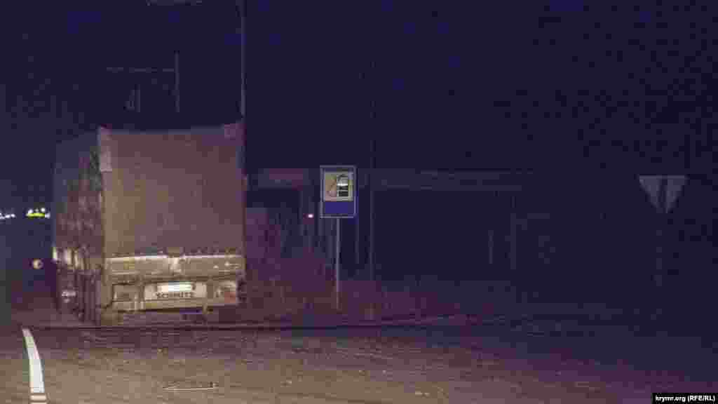 Большая часть крымских автозаправок не могла обслуживать своих клиентов. Не работали также круглосуточные аптеки, магазины и не только