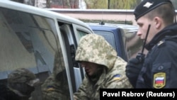 Одного з українських військовополонених виводять із зали суду в Сімферополі, 27 листопада 2018 року