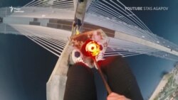 Адреналінова ломка. Навіщо підлітки смертельно ризикують, катаючись на дахах поїздів (відео) Адреналінова ломка. Навіщо підлітки смертельно ризикують, катаючись на дахах поїздів (відео)