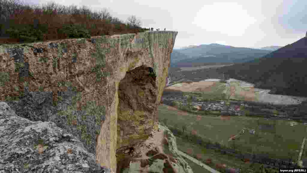 Туристы на носу «корабля». Под ним находится наиболее труднодоступный грот Качи-Кальона. Именно с этого обрыва высотой 140 метров над уровнем моря и прыгают бейсджамперы